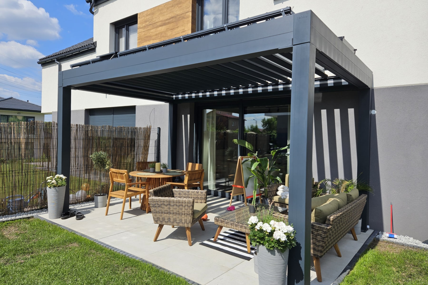 bioklimatyczna-pergola-lamelowa-otwierany-dach