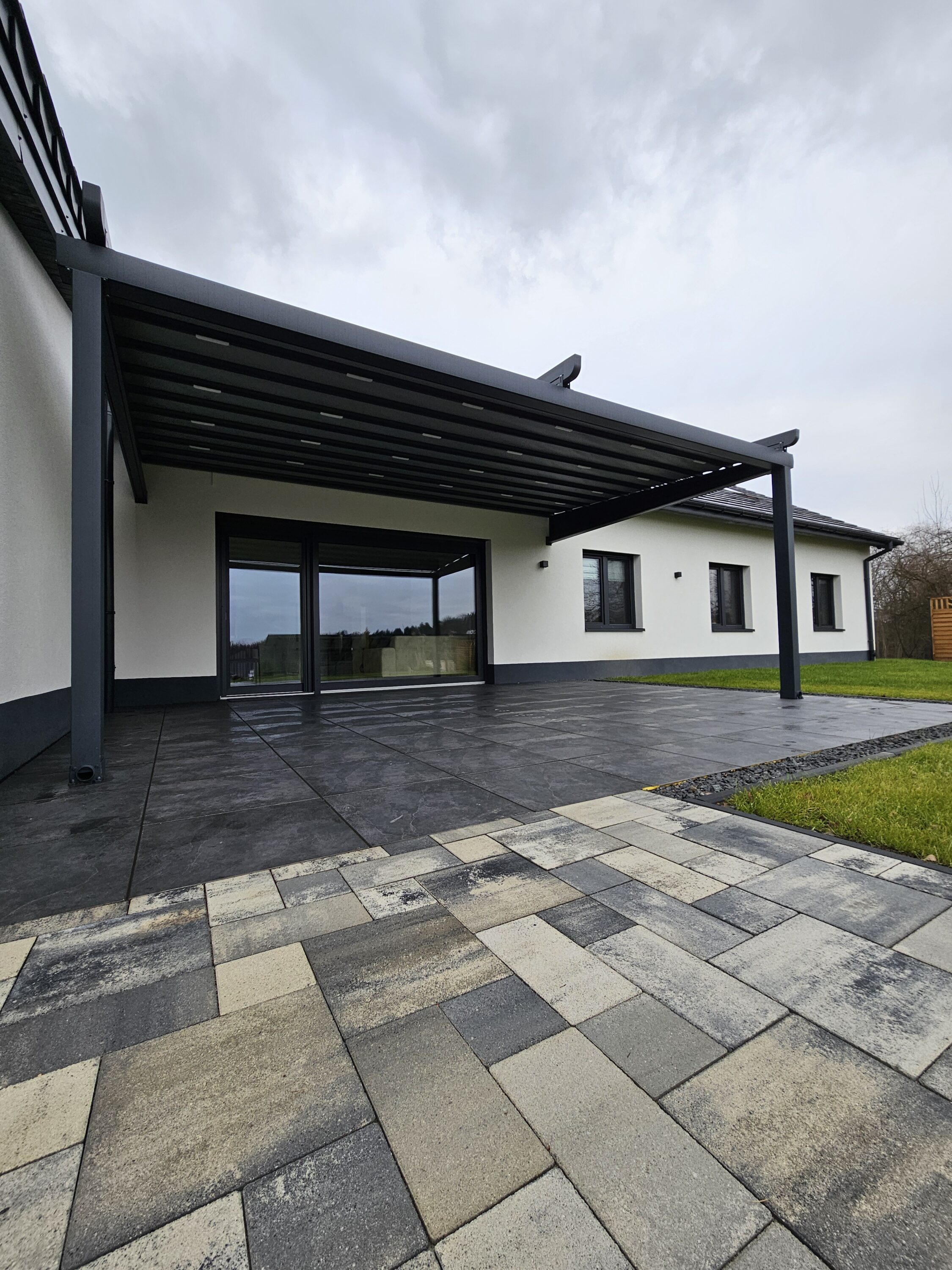 otwierane-zadaszenie-tarasowe-laziska-gorne Pergola tkaninowa z otwieranym dachem na tarasie