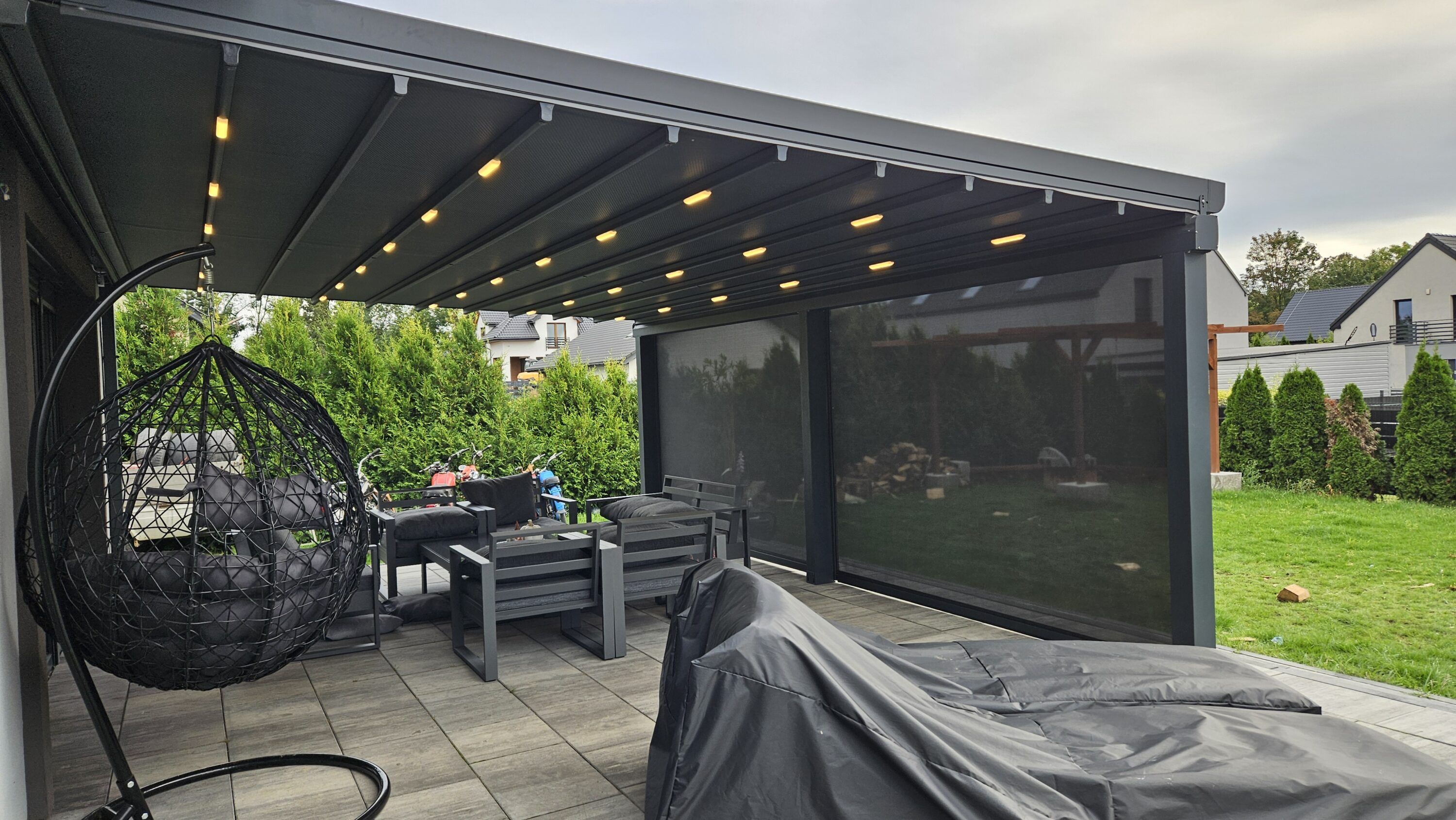 zadaszenie tarasu aluminium dach materialowy i roleta zip