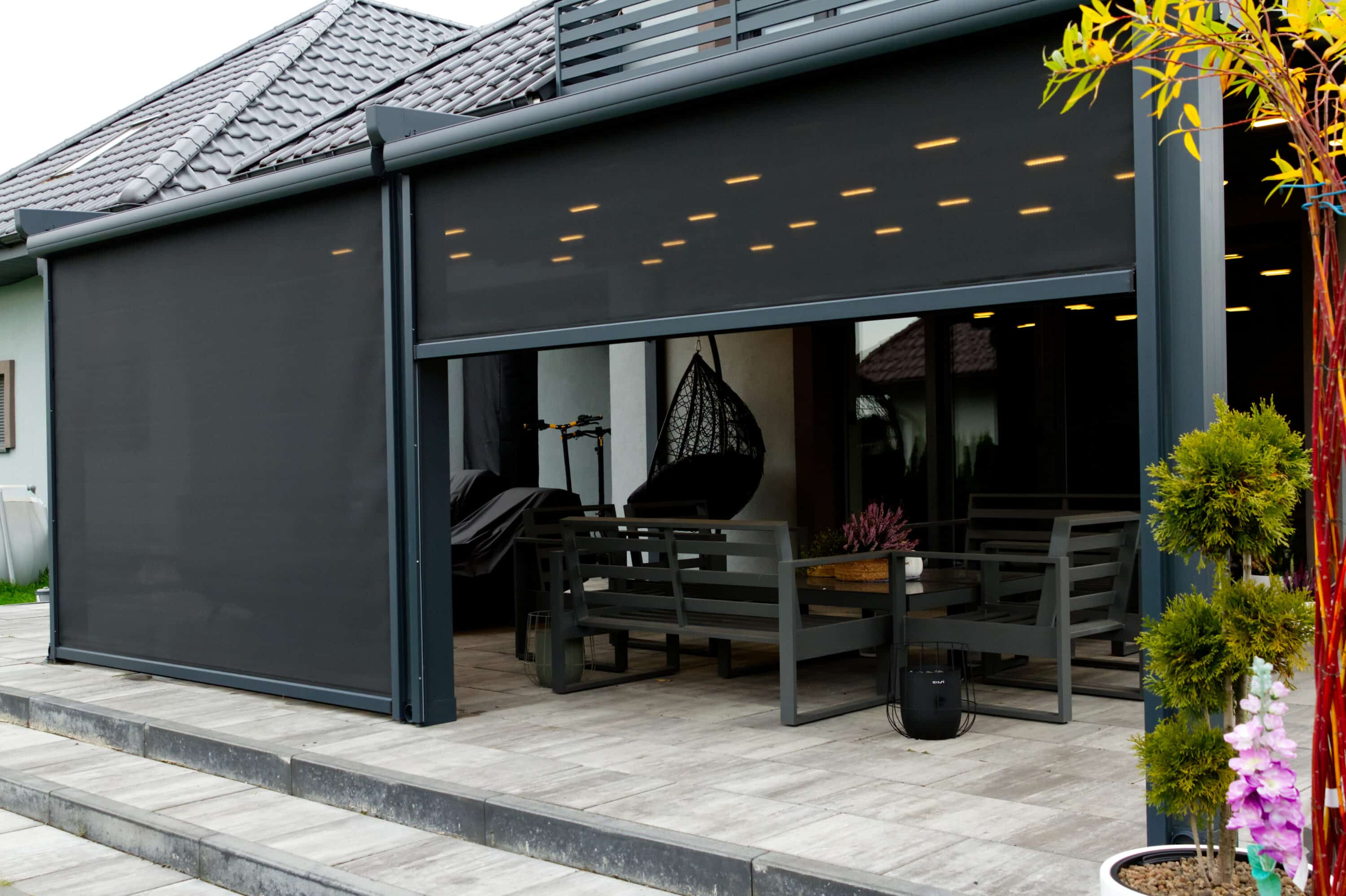 Zadaszenie tarasu z roletą boczna zip