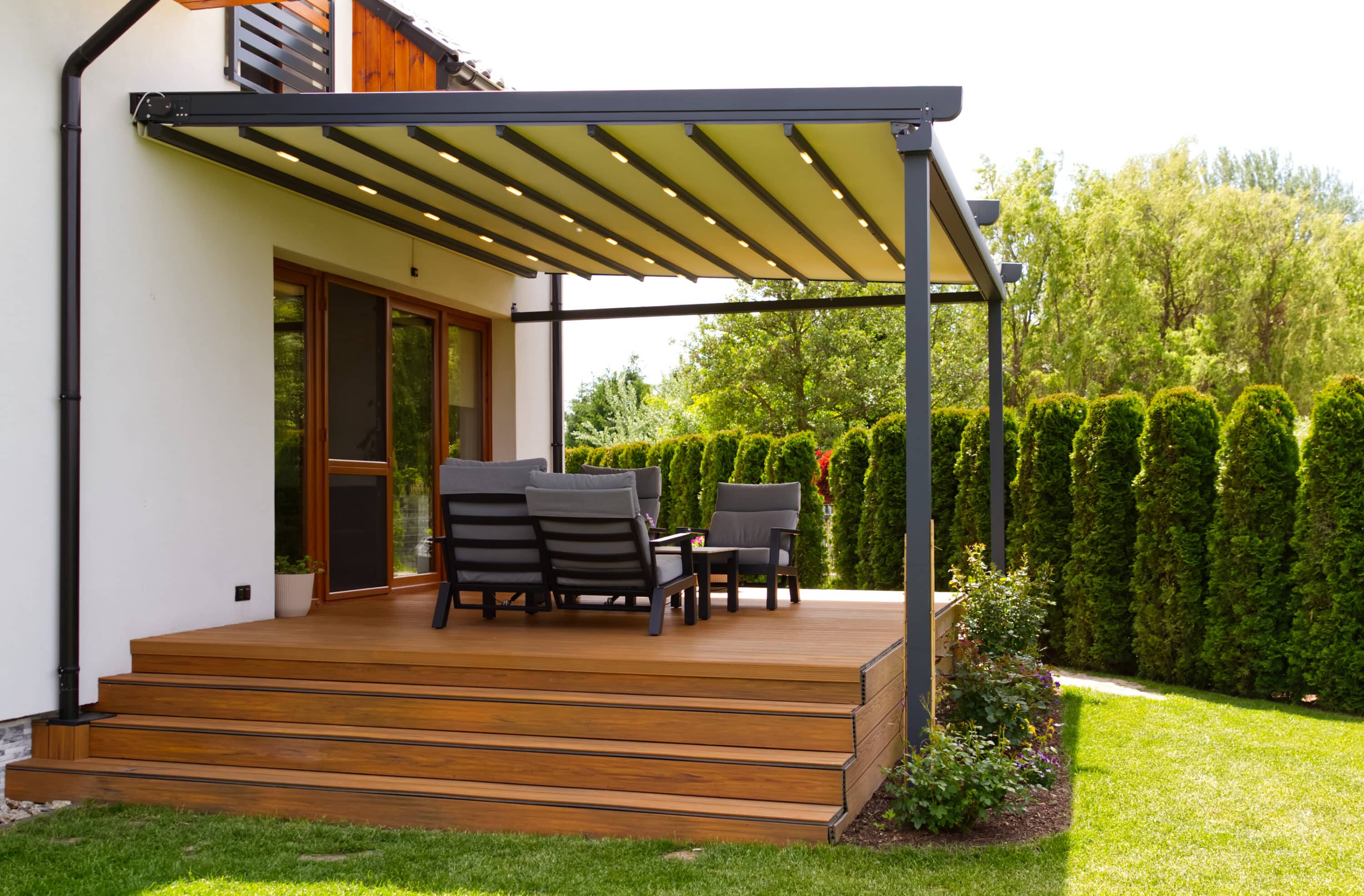 Pergola tkaninowa z otwieranym dachem na tarasie