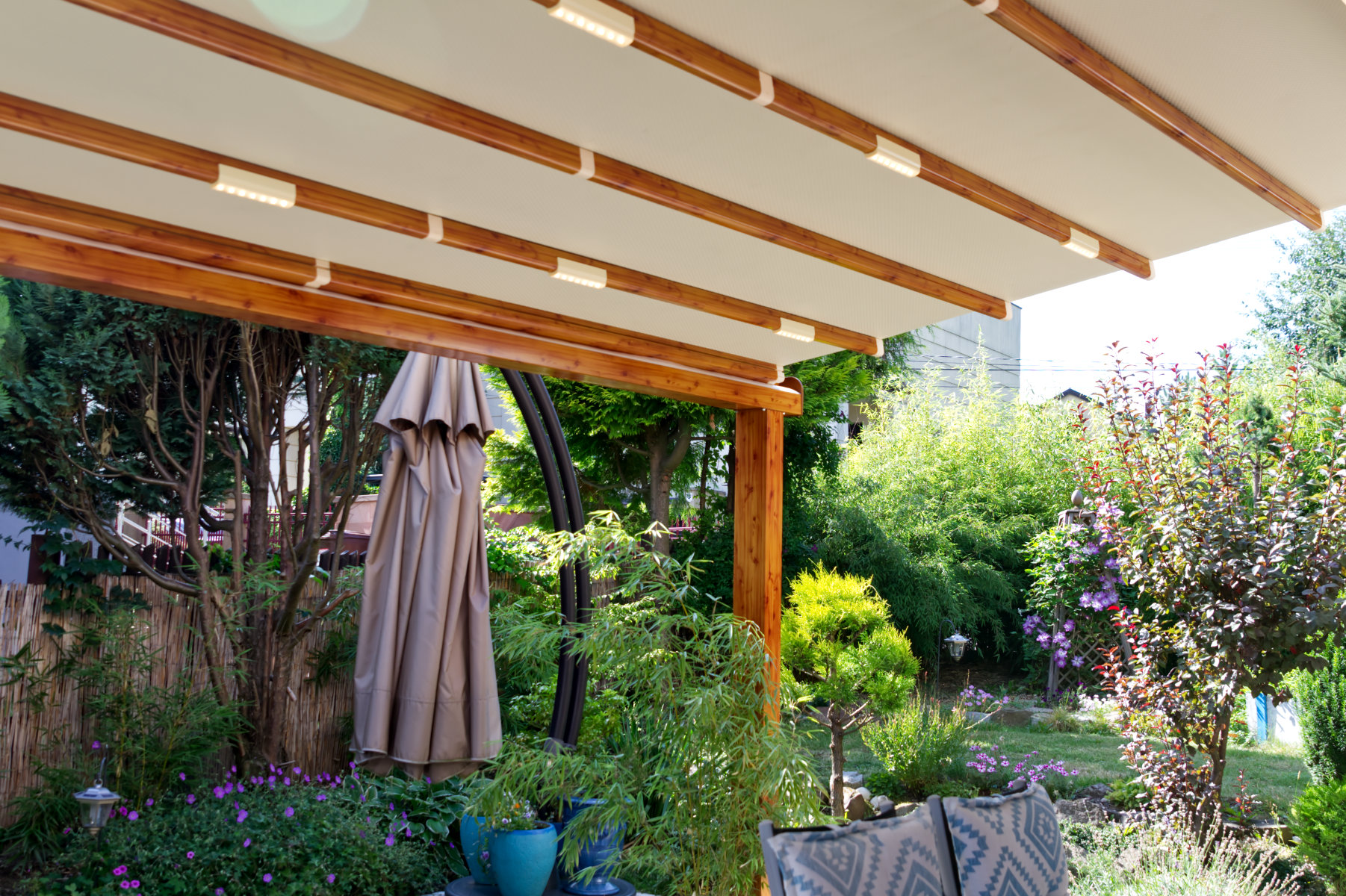 zadaszenie tkaninowe automatyczne na taras Mikolow Pergola tarasowa aluminiowa dach z materiału